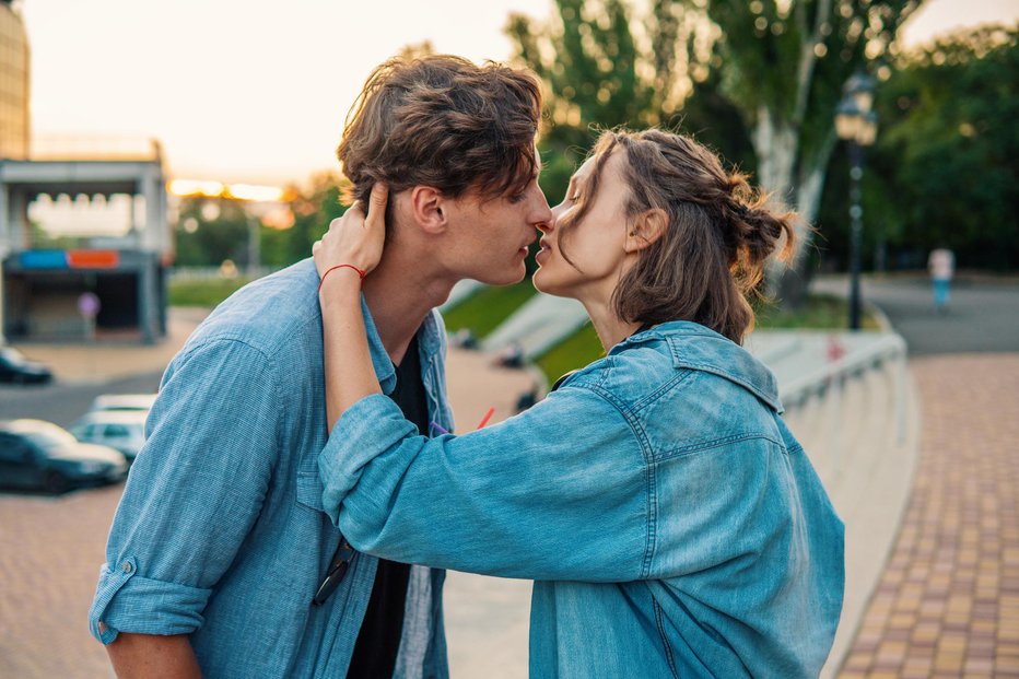 Fotografija: Vsak si zapomne prvi poljub. FOTO: Igor-kardasov, Getty Images
