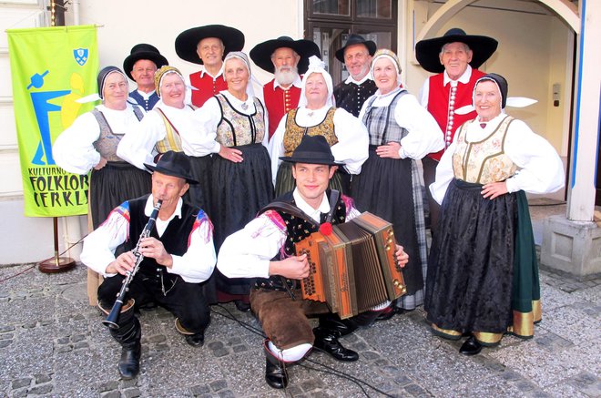 Folklorna skupina iz Cerkelj je s plesi navdušila na dvorišču Hribarjeve vile. FOTOGRAFIJI: Janez Kuhar
