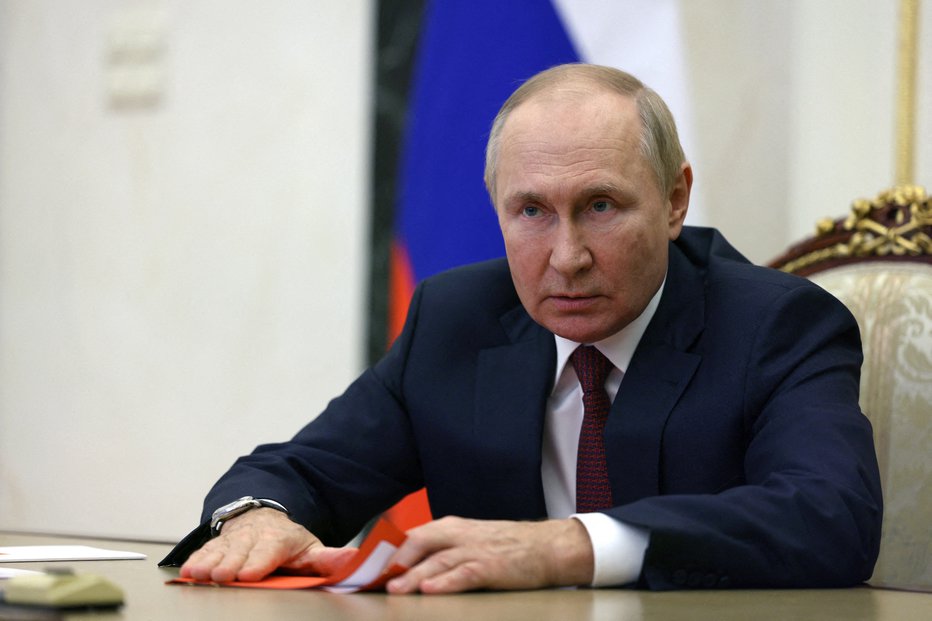 Fotografija: Vladimir Putin je podpisal odloka, s katerima je Rusija priznala »državno suverenost in neodvisnost« ukrajinskih regij Zaporožje in Herson. FOTO: Sputnik, Via Reuters
