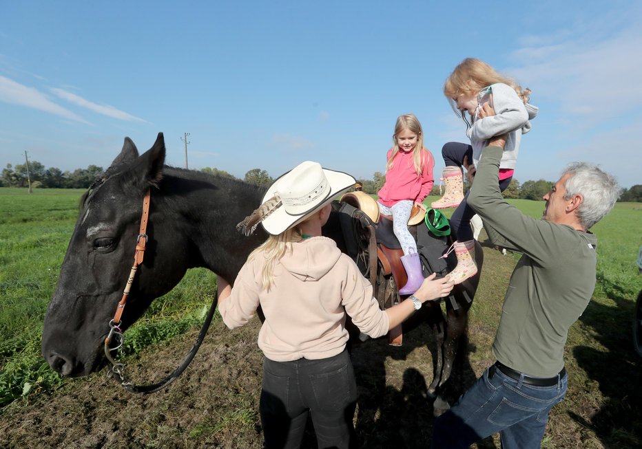 Fotografija: Otroci so komaj čakali, da jih dvignejo na mogočen konjski hrbet. FOTO: Dejan Javornik

