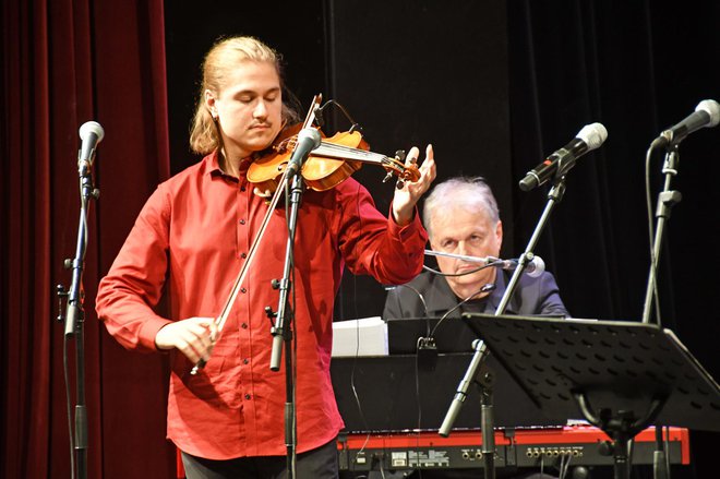 Violinist Gal Juvan ob spremljavi očeta Mirana.
