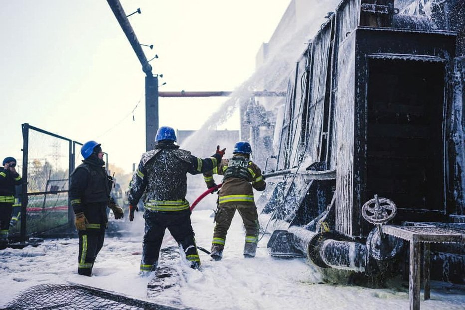 Fotografija: Gašenje požara na termoelektrarni. FOTO: State Emergency Service Of Ukrai Via Reuters
