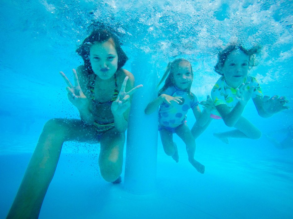Fotografija: Otroci v vodi nadvse uživajo. FOTO: Voranc Vogel, Delo
