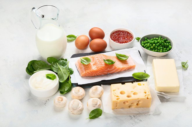 Najbogatejši prehranski viri so z maščobo bogata živila, kot so ribe, jajca, mleko in mlečni izdelki.
