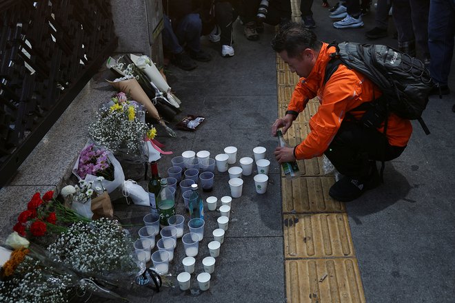 Ljudje prižigajo sveče. FOTO: Kim Hong-ji, Reuters
