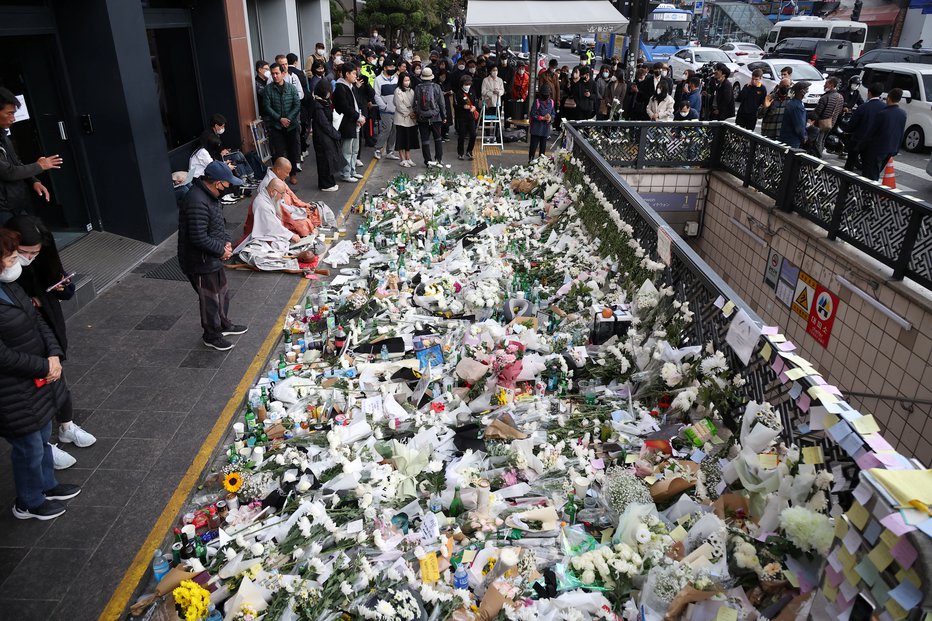 Fotografija: Žalujoči so se poklonili žrtvam. FOTOGRAFIJI: Kim Hong-ji, Reuters
