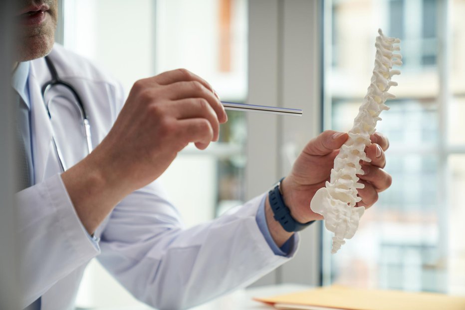 Fotografija: Bolniki z osteoporozo si zlomijo kosti že pri manjših padcih.

