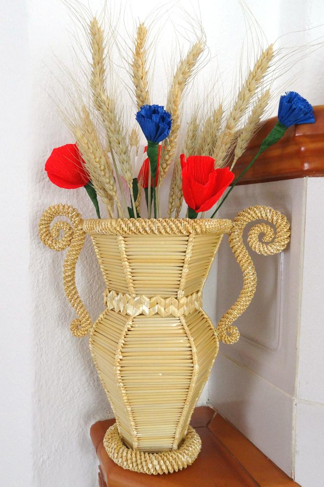 Vaza, cvetje iz krep papirja in pšenični klasi
