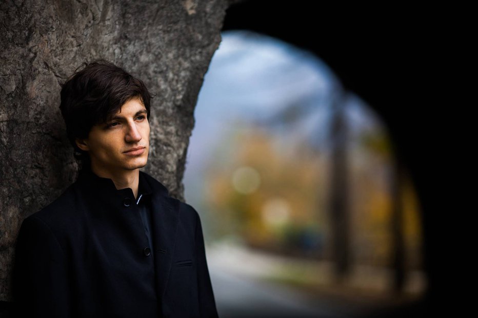 Fotografija: Jure Goručan, slovenski pianist in tolkalec, bo nastopil na prvem Mednarodnem klavirskem tekmovanju. Na Emo ga zagotovo ne bo! FOTO: FESTIVALLJUBLJANA
