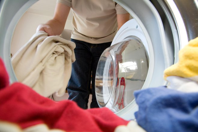 Volno peremo ročno ali nastavimo program za ročno pranje. FOTO: Tilo, Getty Images
