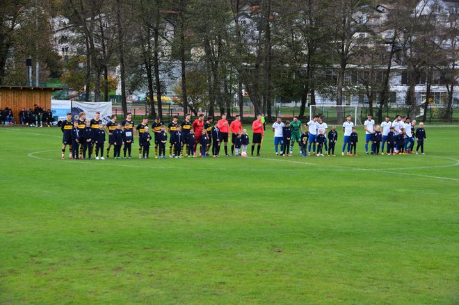 Cicibani so na zelenico pospremili domače moštvo in ajdovsko ekipo Primorje. FOTO: Brane Petrovič
