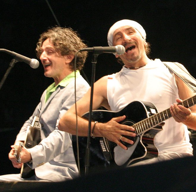 Željko Bebek se je proslavil kot pevec skupine Bijelo Dugme, a jih je 1984. zapustil, sledilo je veliko

nesoglasij in škandalov.

