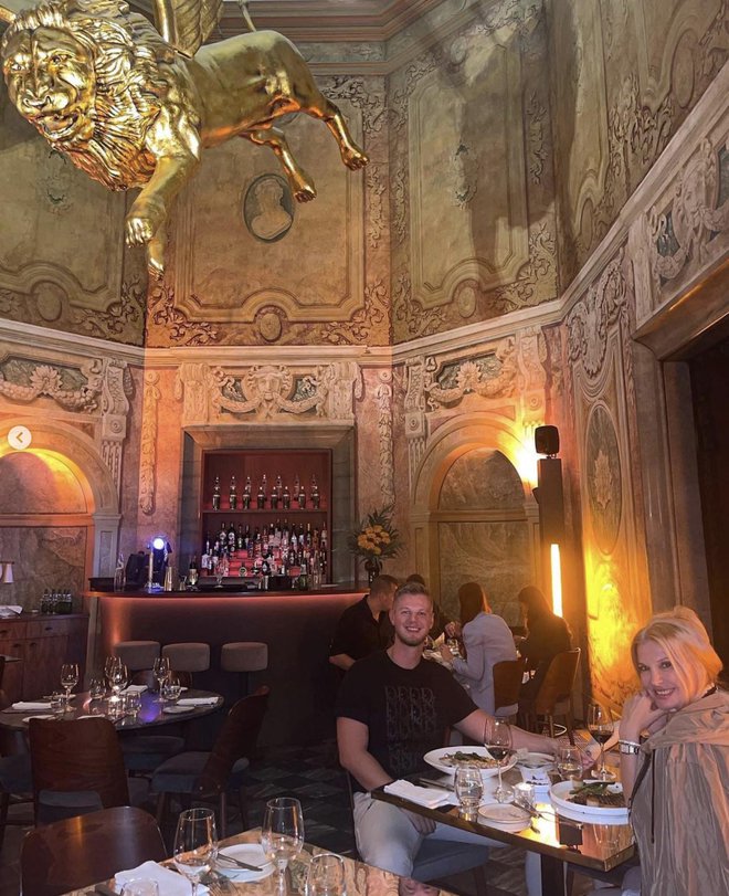 Helena in Kristijan v razkošni lizbonski restavraciji

 
