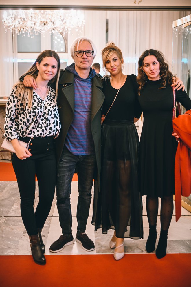 Vsestranski mariborski umetnik Rok Vilčnik je prišel na ogled s hčerkama Pašo in Noo ter njuno prijateljico Nastjo Prodanović.
