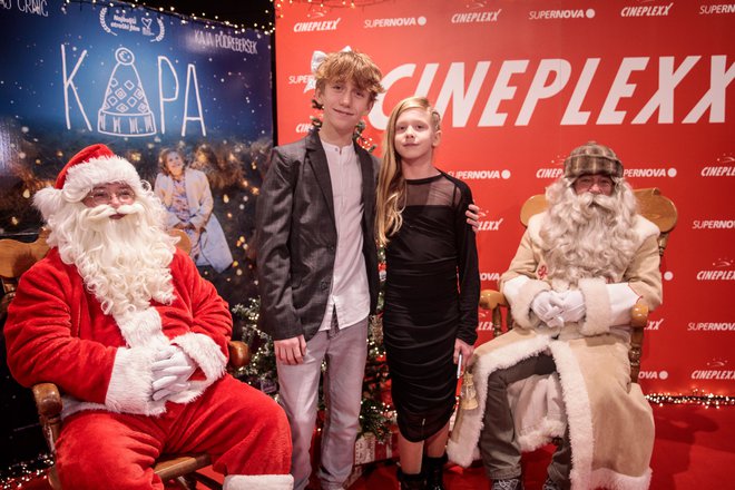 Dedek Mraz in Božiček z glavnima igralcema. FOTO: Sandi Fišer
