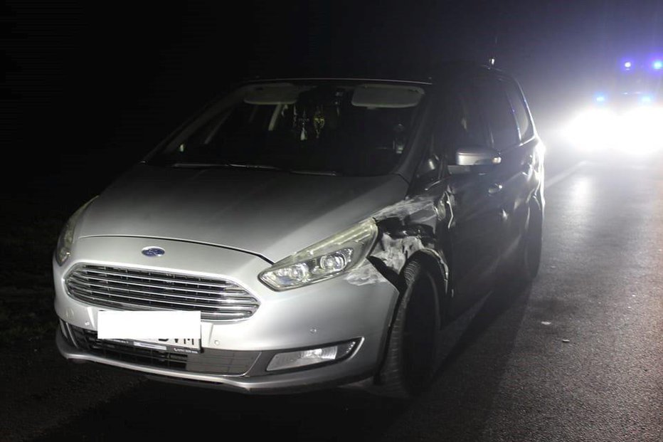 Fotografija: Avto, v katerem je Romun prevažal ilegalce, je tudi poškodovan. FOTO: PU Murska Sobota
