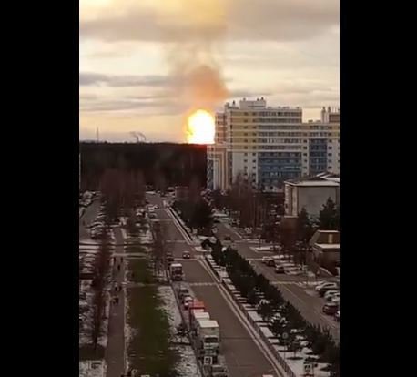 Fotografija: Rusko ministrstvo za izredne razmere je sporočilo, da je pred eksplozijo in požarom iz plinovoda uhajal plin. FOTO: zaslonski posnetek
