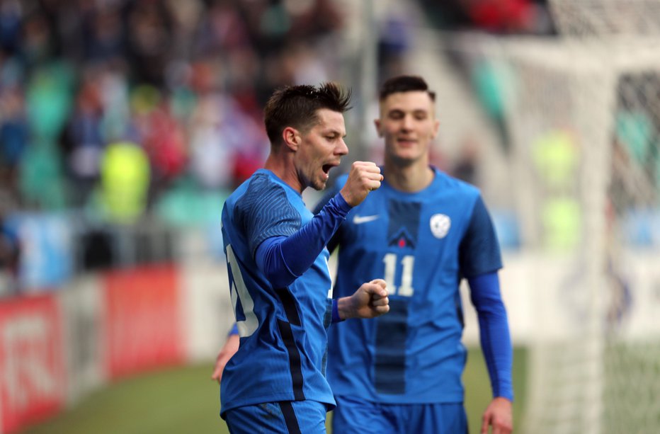 Fotografija: Takole sta se edinega gola na tekmi v Stožicah veselila strelec Miha Zajc (levo) in podajalec Benjamin Šeško. FOTO: Blaž Samec
