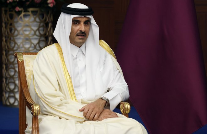 V zakonu z nekdanjim emirjem je rodila dve hčerki in pet sinov, drugi sin, Tamim bin Hamad Al Thani, je po abdikaciji očeta zasedel katarski prestol.
