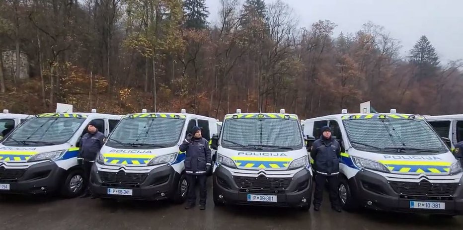 Fotografija: Vozni park slovenske policije je z današnjim dnem posodobljen s 40 novimi policijskimi intervencijskimi vozili. FOTO: Youtube
