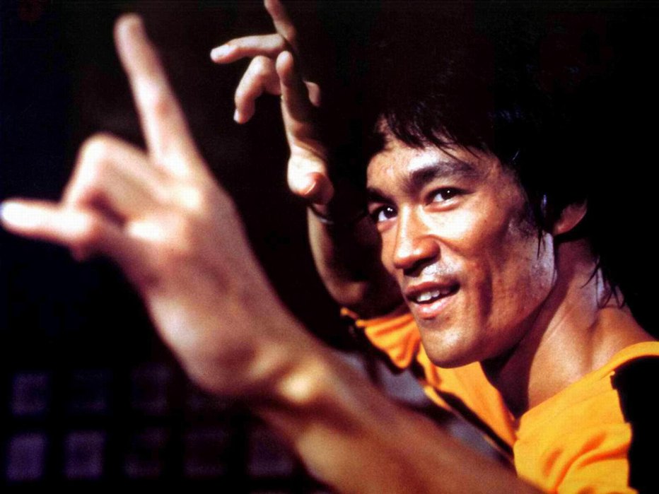 Fotografija: Legendarni Bruce Lee v ikonični rumeni trenirki iz filma Igra smrti (Game of Death, 1978), ki je izšel po njegovi smrti. FOTO: Golden Harvest
