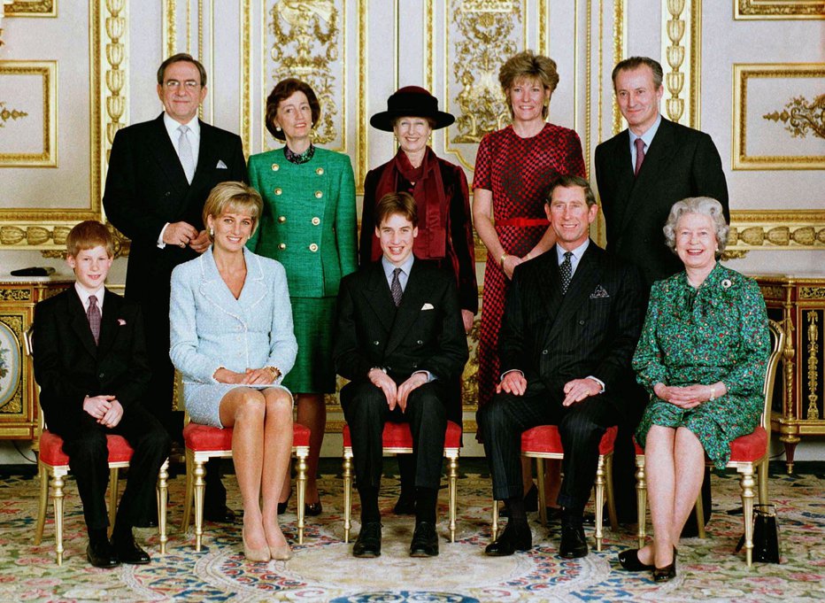 Fotografija: Lady Susan Hussey (stoji druga z leve) z Williamovo družino in preostalimi botri na prinčevi birmi. FOTO: Reuters
