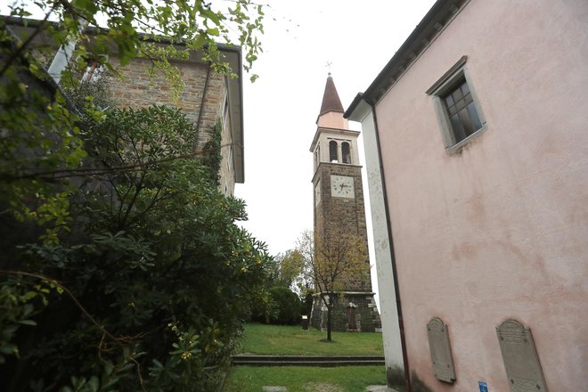 Zvonik stoji v neposredni bližini policijske postaje. Foto: Dejan Javornik
