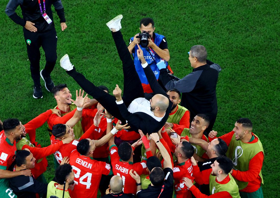 Fotografija: Selektor Walid Regragui se je po zmagi nad Španijo znašel na rokah igralcev. FOTOGRAFIJE: Reuters
