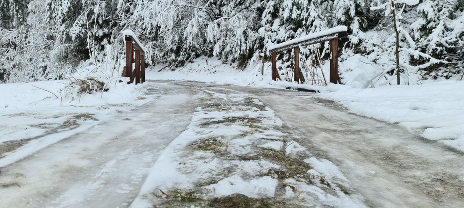 Fotografija: Na cestah je plast ledu, na asfaltiranih cestah je stanje že boljše, saj so jih solili in led se je stopil. FOTO: T. B.
