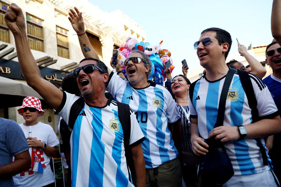 Fotografija: Argentinski navijači so zasedli znamenito arabsko tržnico v predelu Souq Waqif. FOTOGRAFIJI: Bernadett Szabo/Reuters
