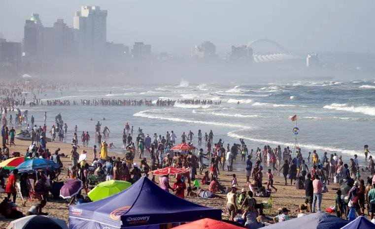 Fotografija: Durbanske plaže so v veselem decembru običajno nabito polne.
