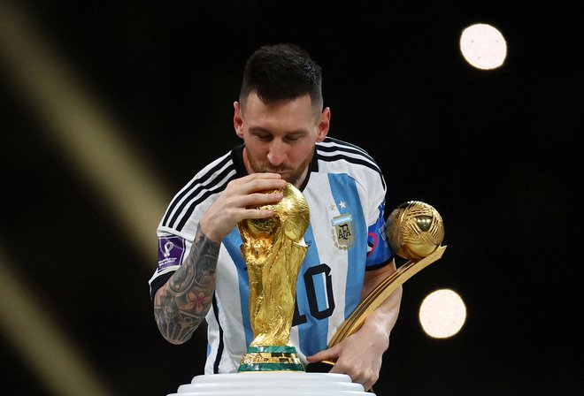 Messi poljublja pokal svetovnega prvenstva po prejemu zlate žoge. FOTO: Kai Pfaffenbach, Reuters
