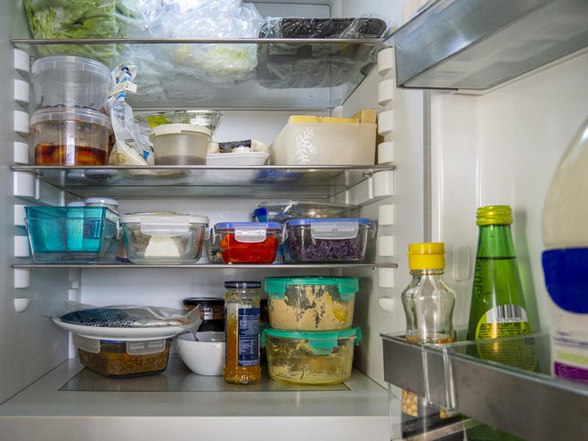 Ob obilju hrane je red v hladilniku ključnega pomena. FOTO: Olga Ps, Getty Images