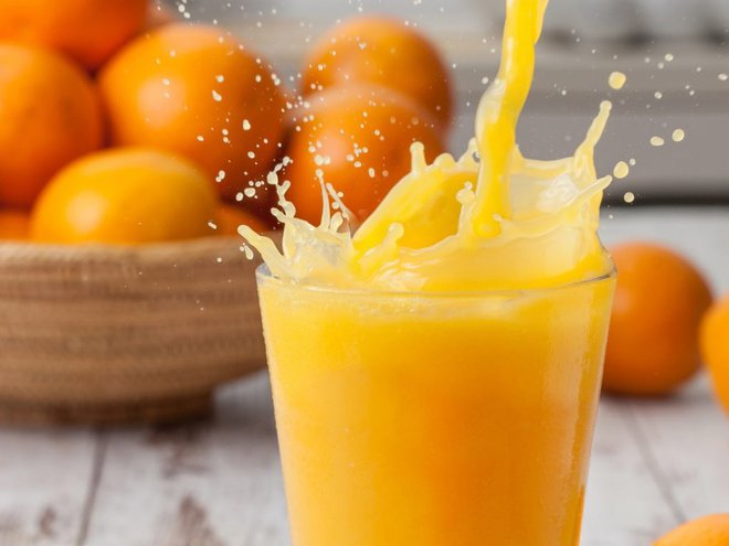 Pomarančni sok poskrbi za tekočino in vitamine hkrati. FOTO: Proformabooks, Getty Images
