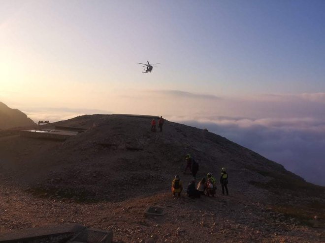 Po hudem neurju na grebenu Triglava je 18 pohodnikov odpeljal helikopter. FOTO: Aleš Smolej/GRZS
