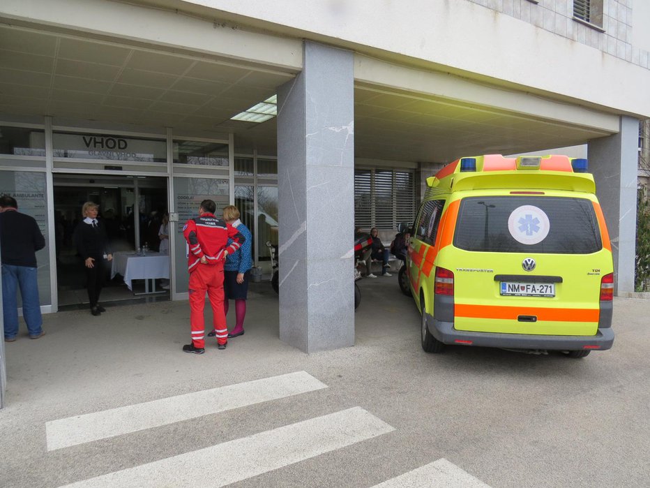Fotografija: Reševalci so ga prepeljali v Splošni bolnišnici Novo mesto. FOTO: Rajšek Bojan
