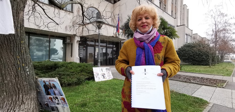 Fotografija: Zlatka Olah je leta 2020, ko je dočakala prvo zadoščenje po zmagi na sodišču, protestirala tudi pred koprskim sodiščem. FOTO: Boris Šuligoj
