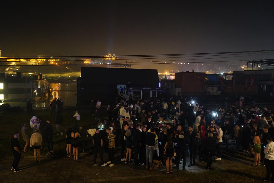 Fotografija: Nepozabna novoletna zabava se je končala z evakuacijo. FOTO: Antonio Ahel/ata Images
