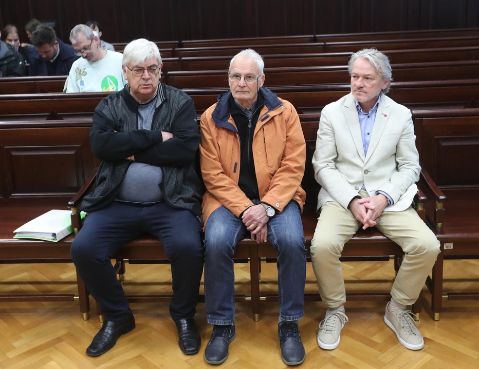 Fotografija: Obtoženi (na fotografiji z leve) Marjan Orel, Vinko Jazbec, Igor Zabret in Damjan Gril krivde na novembrskem naroku niso priznali. FOTO: Dejan Javornik
