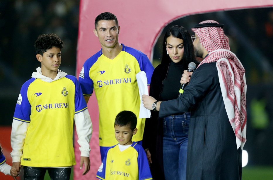 Fotografija: Cristiano Ronaldo s svojo partnerko Georgino Rodriguez in otroki. FOTO: Ahmed Yosri Reuters
