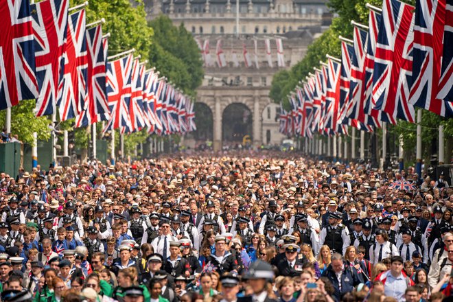 V London se ta dan zgrne na tisoče ljudi od blizu in daleč. FOTO: Aaron Chown, Reuters
