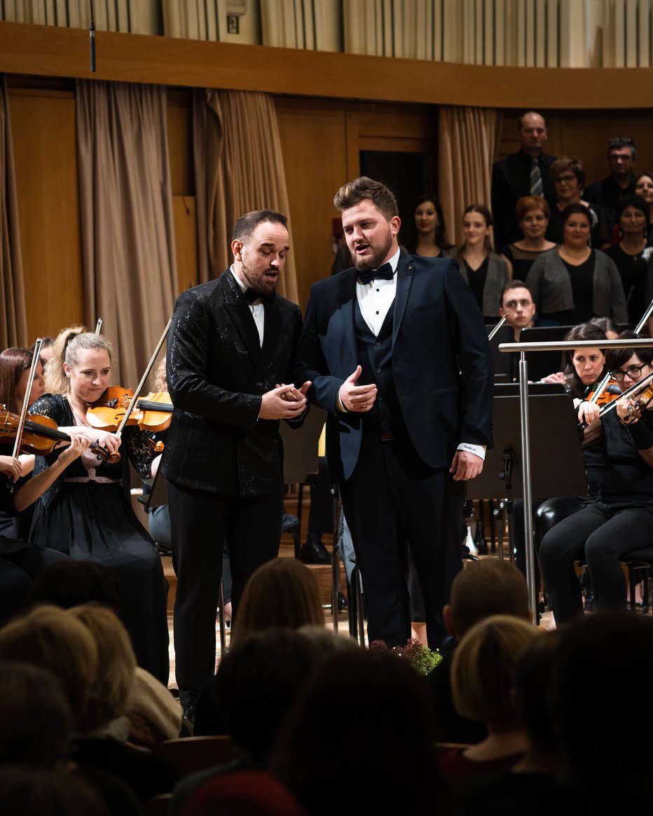 Fotografija: Žiga z baritonistom Petrom Grdadolnikom v Dvorani Marjana Kozine v Slovenski filharmoniji
