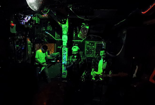 Laški punk rockerji Strayaway na mini odru Jalle Jalle FOTO: Staš Ivanc
