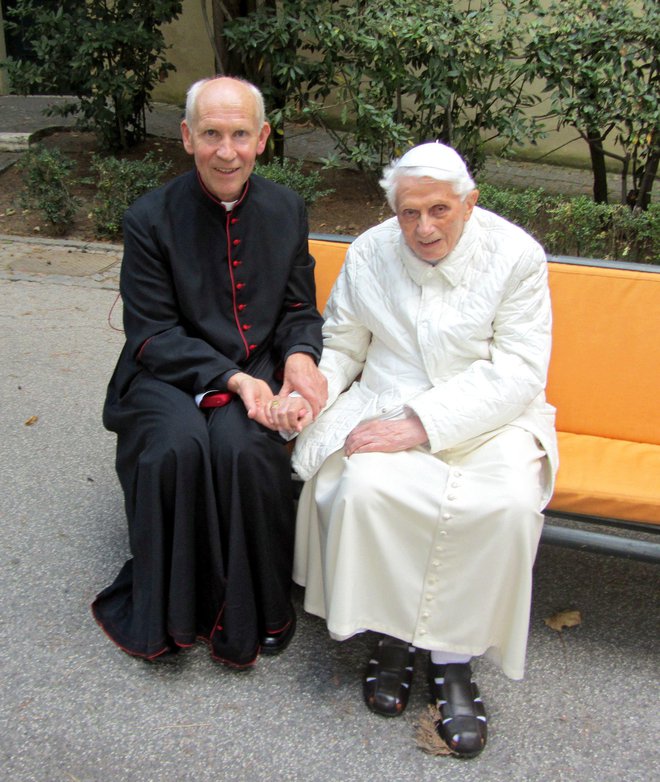 Oktobra 2018 je prof. Anton Štrukelj obiskal Benedikta XVI. v Vatikanu. Foto: osebni arhiv A. Š.
