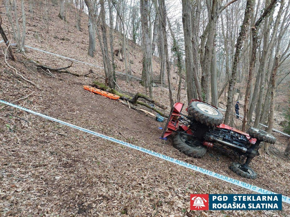 Fotografija: Ko je vlekel podrto drevo, se je to zagozdilo ob drugo še stoječe, pri čemer se je traktor prevrnil. FOTO: Pgd Steklarna Rogaška Slatina
