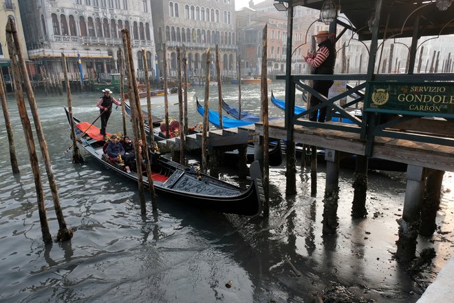 Gondole v Velikem kanalu v Benetkah. FOTO: Manuel Silvestri Reuters
