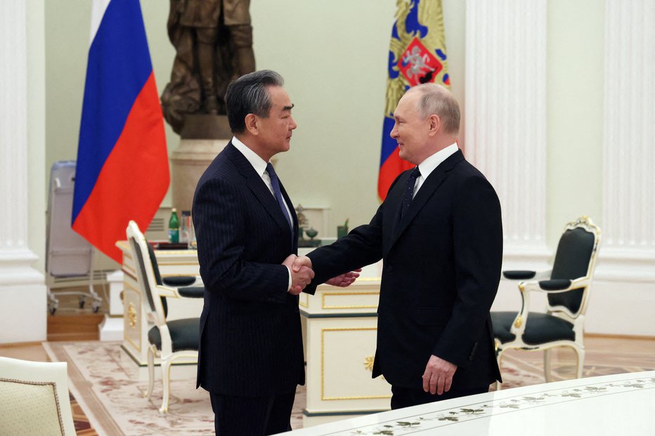 Fotografija: Kitajski minister Wang Yi med nedavnim srečanjem z ruskim predsednikom Vladimirjem Putinom v Moskvi FOTO: Anton Novoderezhkin/Reuters
