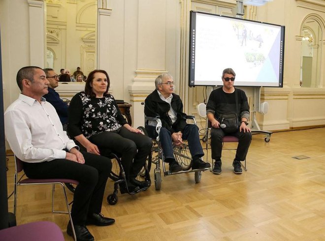 O izzivih vsakdanjika so spregovorili predstavniki ranljivih skupin Vladimir Kastelec, Mirjam Kanalec, Anton Iskra in Mitja Osolnik (z leve).
