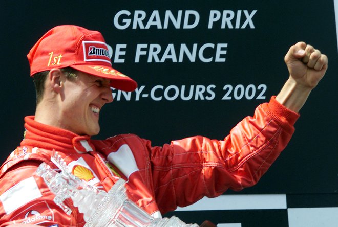 Tako je slavil na zmagovalnem odru po zmagi na VN Francije na dirkališču Magny Cours 21. julija 2002. FOTO: Jean-paul Pelissier, Reuters
