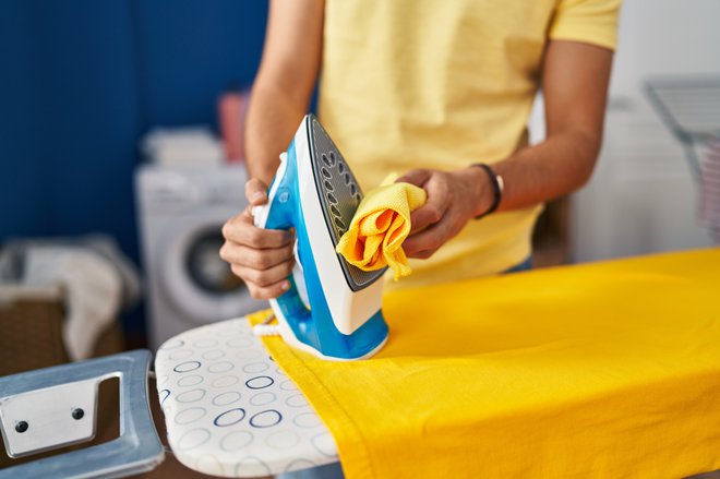 Poskrbi za čist pralni stroj in likalnik ter seveda njuno dobro delovanje. FOTO: Aaronamat, Getty Images
